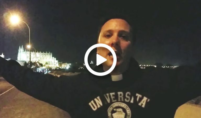 Me ha sorprendido este sacerdote improvisando Rap en la calle
